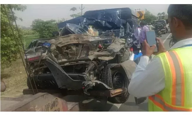 पुलिस का कैदी वाहन कंटेनर से टकराया , 4 पुलिसकर्मियों सहित 5 की मौत