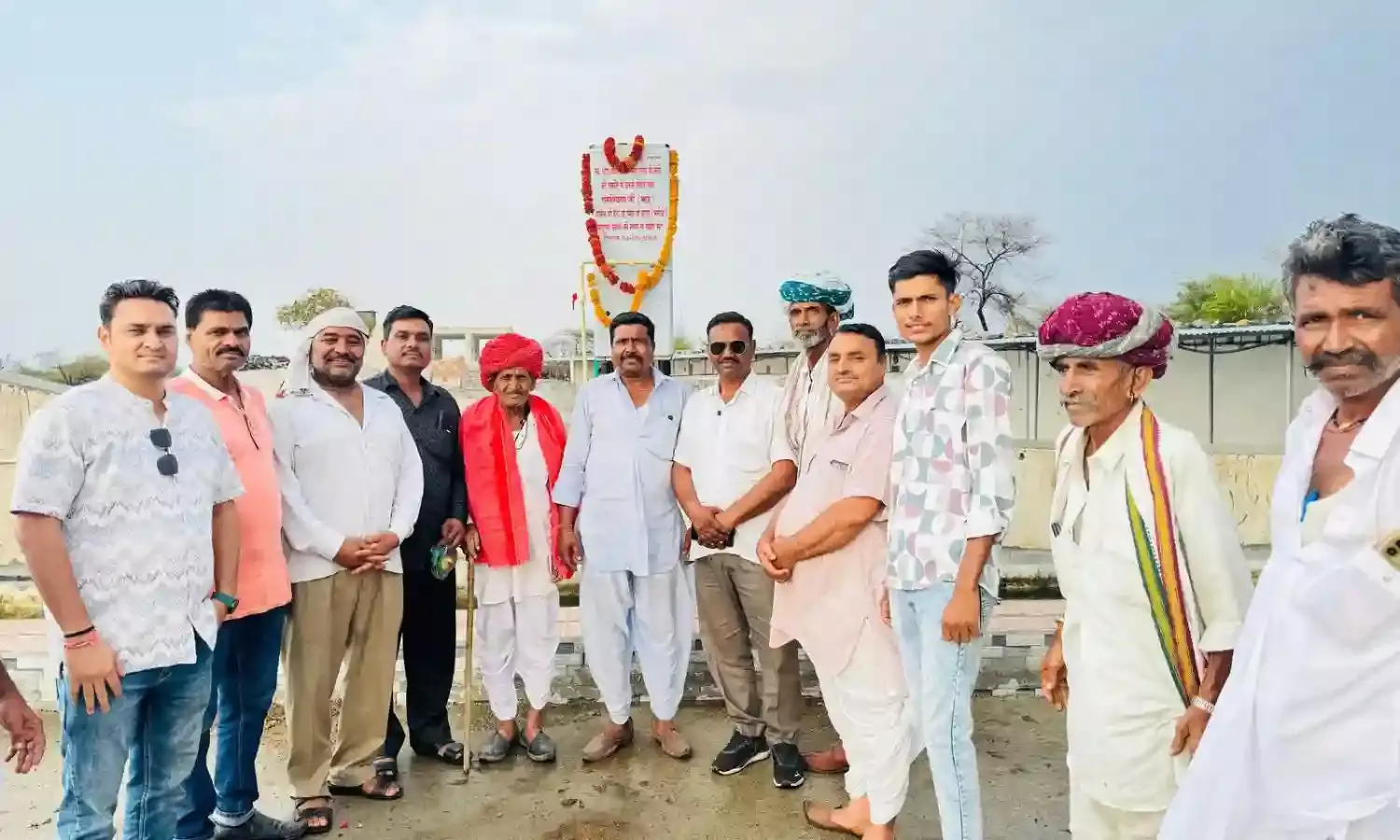 खामोर के नृसिंहद्वारा में  तेली की स्मृति में वाटर कूलर भेट