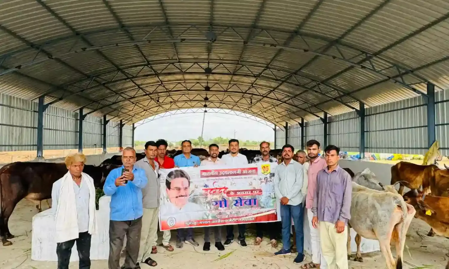 श्री कृष्ण गोपाल गौ शाला में की गौ माता की सेवा