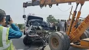 कैंटर में घुसी पुलिस वैन, एक दरोगा-तीन कांस्टेबल और एक कैदी की मौत कैंटर में घुसी पुलिस वैन, एक दरोगा-तीन कांस्टेबल और एक कैदी की मौत
