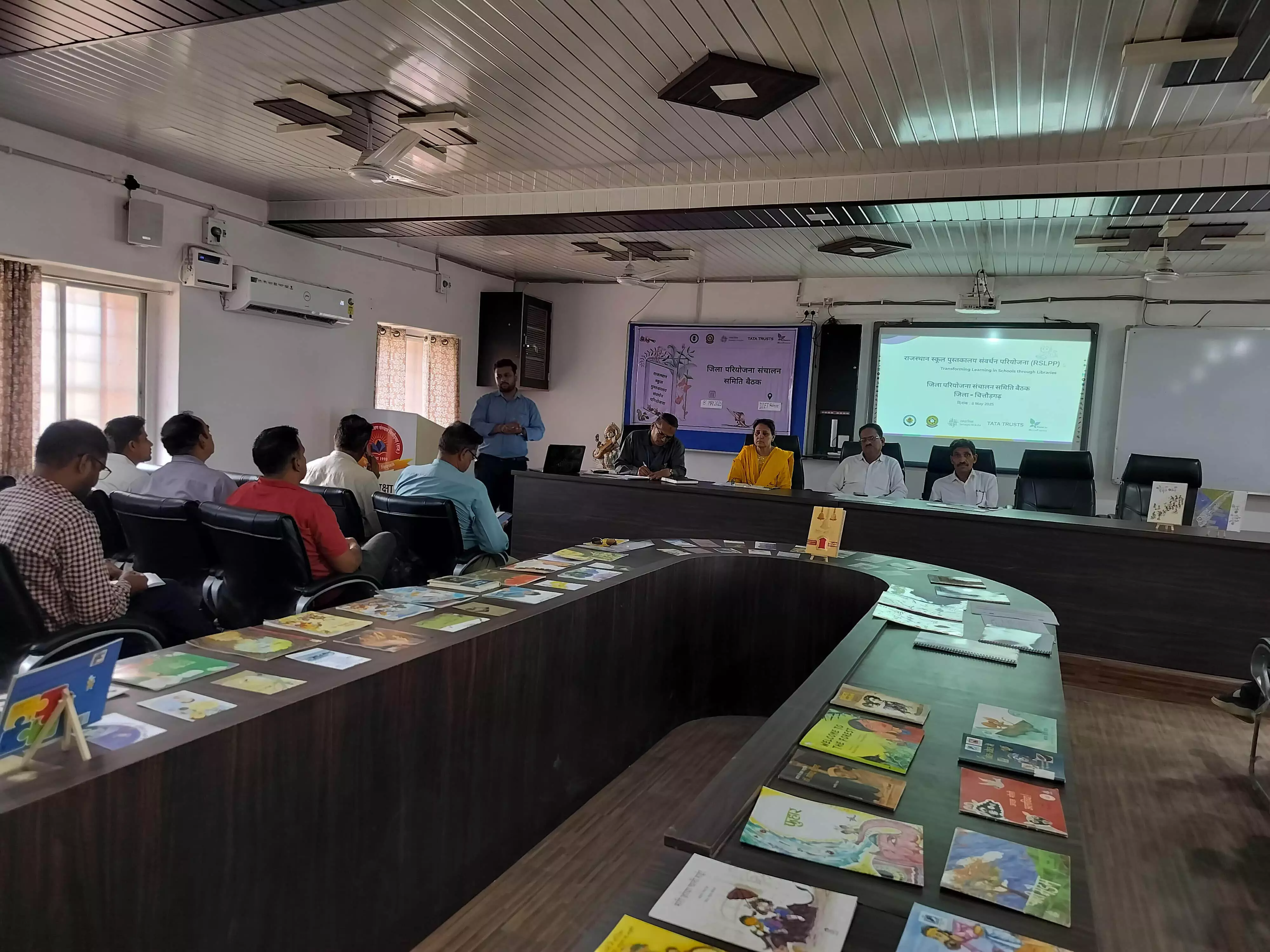 जिला पुस्तकालय संचालन समिति की बैठक का आयोजन