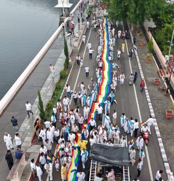 भगवान महावीर स्वामी के जयकारों से गूंज उठी फतहसागर की पाल भगवान महावीर स्वामी के जयकारों से गूंज उठी फतहसागर की पाल