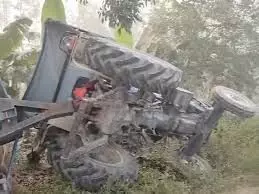 ट्रैक्टर-ट्रॉली पलटने से 5 की मौत, 18 घायल ट्रैक्टर-ट्रॉली पलटने से 5 की मौत, 18 घायल