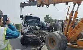 कैंटर में घुसी पुलिस वैन, एक दरोगा-तीन कांस्टेबल और एक कैदी की मौत