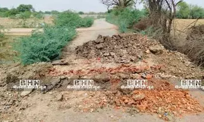 रास्ता रिकॉर्ड में दर्ज नहीं फिर भी बना दी सड़क, अब तोड़ दी सरकार को लगा लाखों का चूना