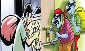 देवी मंदिर का ताला तोड़कर सोने के कीमती आभूषण ले भागे चोर