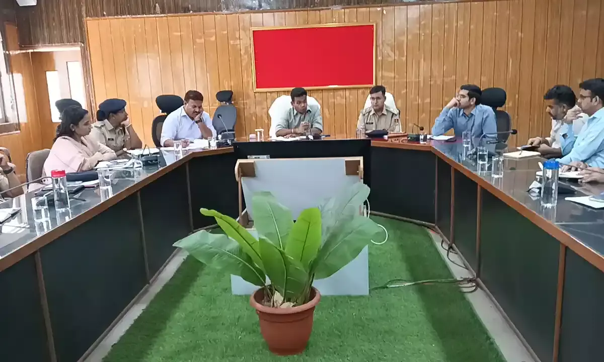 अधिकारी कर्मचारी पूर्वानुमति के नहीं छोड़े मुख्यालय- जिला कलक्टर