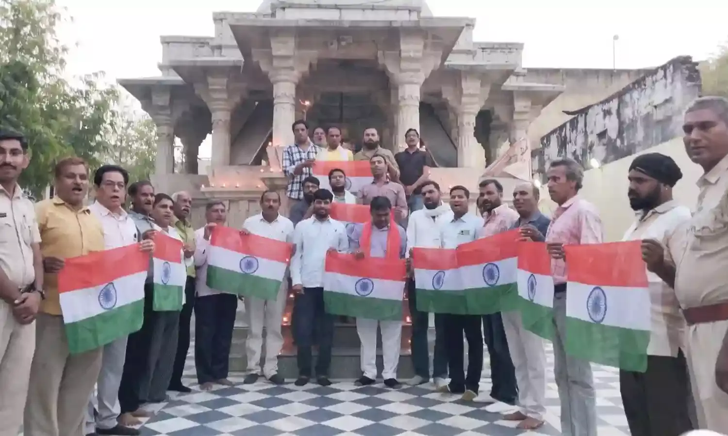 आपरेशन सिंदूर को लेकर आसींद कस्बे में मनाया जश्न बड़े मंदिर पर दीप जलाकर शहीदों को किया नमन