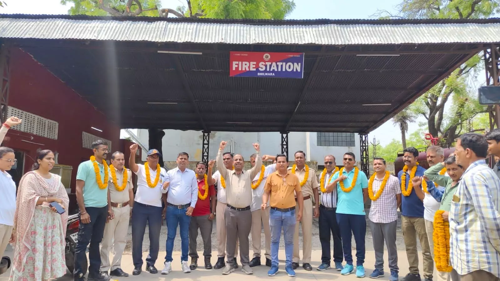 भीलवाड़ा नगर निगम से पांच दमकल जैसलमेर भेजी जबकि 15 कर्मचारी बाड़मेर के लिए रवाना भीलवाड़ा नगर निगम से पांच दमकल जैसलमेर भेजी जबकि 15 कर्मचारी बाड़मेर के लिए रवाना