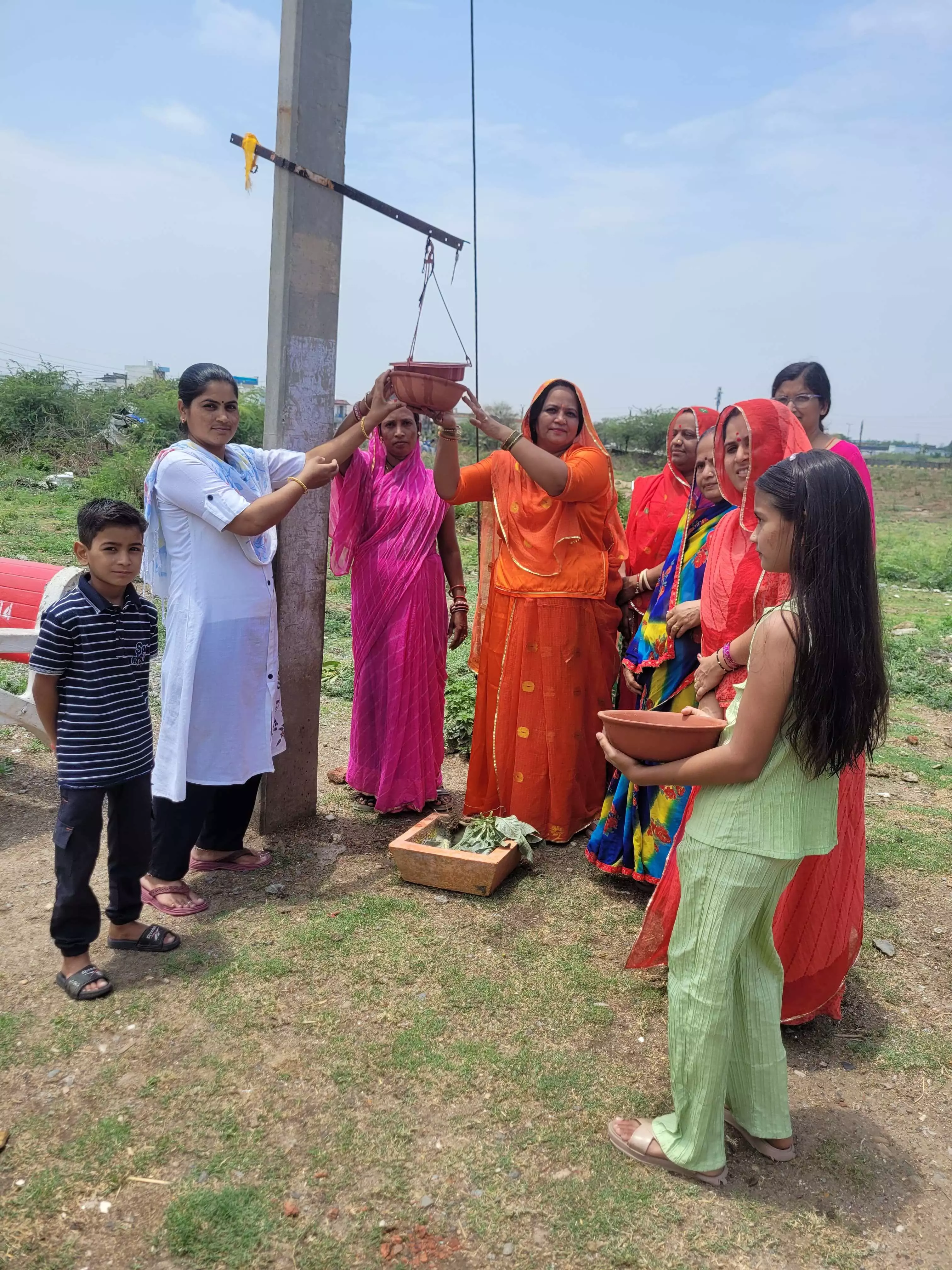 पक्षियों के लिए 21 पानी के परिंडे बांधे पक्षियों के लिए 21 पानी के परिंडे बांधे