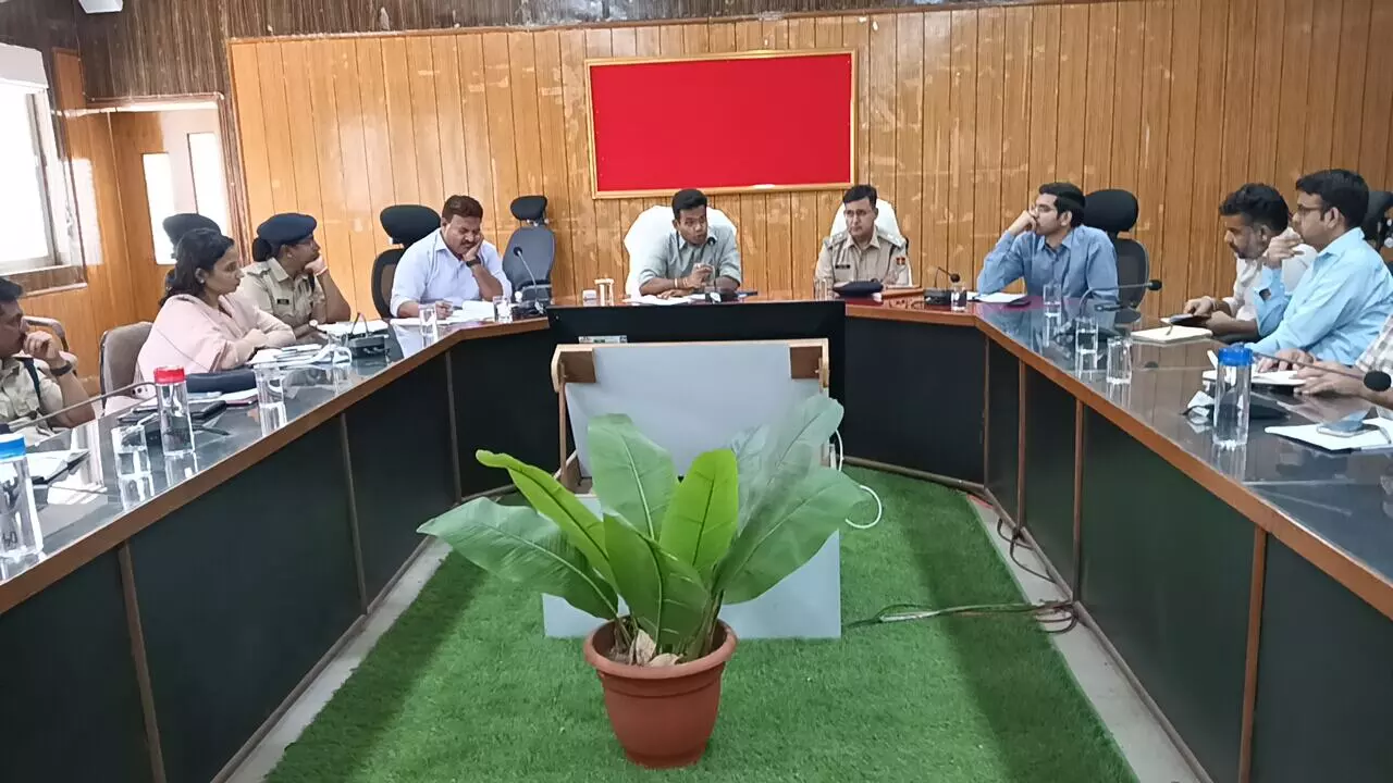 अधिकारी कर्मचारी पूर्वानुमति के नहीं छोड़े मुख्यालय- जिला कलक्टर अधिकारी कर्मचारी पूर्वानुमति के नहीं छोड़े मुख्यालय- जिला कलक्टर