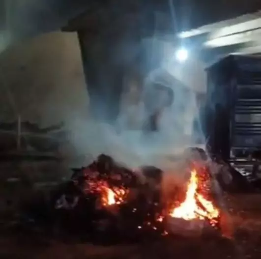 कोयले से भरे कंटेनर ट्रक में लगी भीषण आग, टला बड़ा हादसा कोयले से भरे कंटेनर ट्रक में लगी भीषण आग, टला बड़ा हादसा