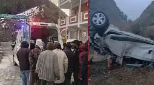 खाई में गिरी पर्यटकों की कार, चार लोग घायल खाई में गिरी पर्यटकों की कार, चार लोग घायल