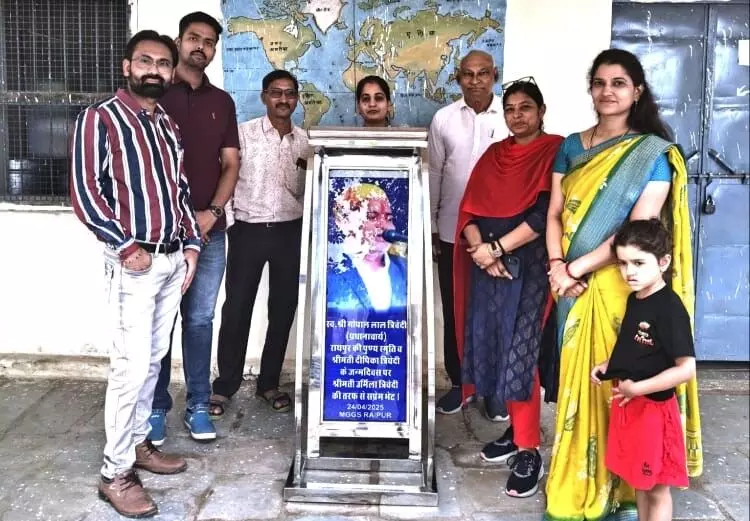 उर्मिला व दीपिका ने विद्यालय को भेट किया लेक्चर स्टैंड भामाशाहों का किया सम्मान उर्मिला व दीपिका ने विद्यालय को भेट किया लेक्चर स्टैंड भामाशाहों का किया सम्मान