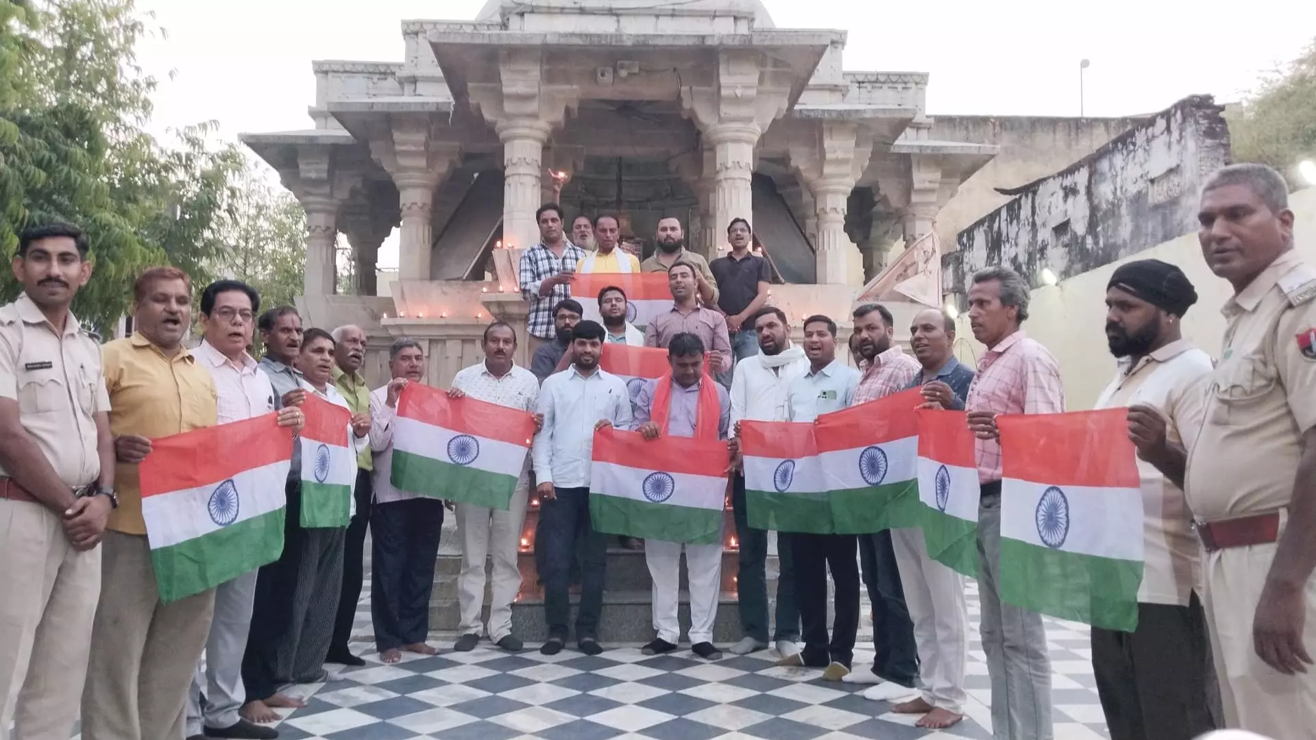 आपरेशन सिंदूर को लेकर आसींद कस्बे में मनाया जश्न बड़े मंदिर पर दीप जलाकर शहीदों को किया नमन आपरेशन सिंदूर को लेकर आसींद कस्बे में मनाया जश्न बड़े मंदिर पर दीप जलाकर शहीदों को किया नमन
