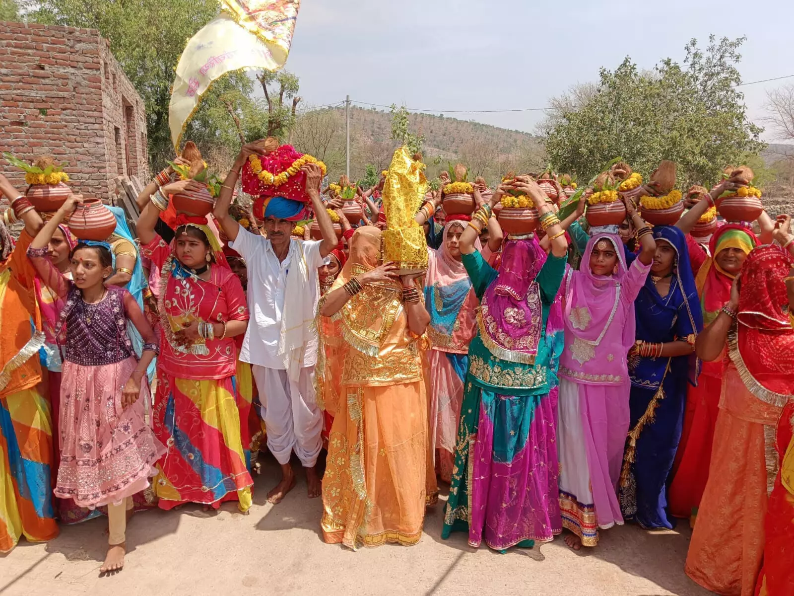 श्यामगढ़ गांव में 111 कलश यात्रा के साथ सात दिवसीय श्रीमद् भागवत कथा का शुभारंभ श्यामगढ़ गांव में 111 कलश यात्रा के साथ सात दिवसीय श्रीमद् भागवत कथा का शुभारंभ