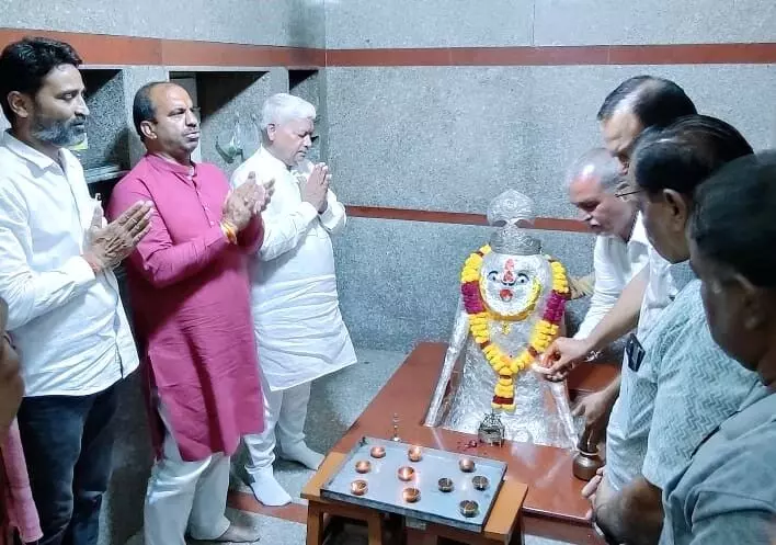 साँसद अग्रवाल के नेतृत्व में बालाजी मंदिर में दीप जलाकर भारतीय सेना की सफलता पर खुशी व्यक्त की* साँसद अग्रवाल के नेतृत्व में बालाजी मंदिर में दीप जलाकर भारतीय सेना की सफलता पर खुशी व्यक्त की*