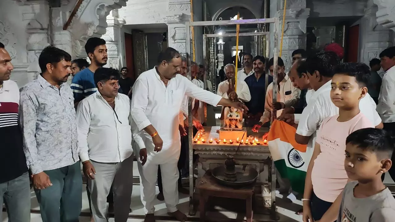 सैनिकों के सम्मान में कोटड़ी श्याम मंदिर में प्रार्थना व दीप प्रज्ज्वलित सैनिकों के सम्मान में कोटड़ी श्याम मंदिर में प्रार्थना व दीप प्रज्ज्वलित