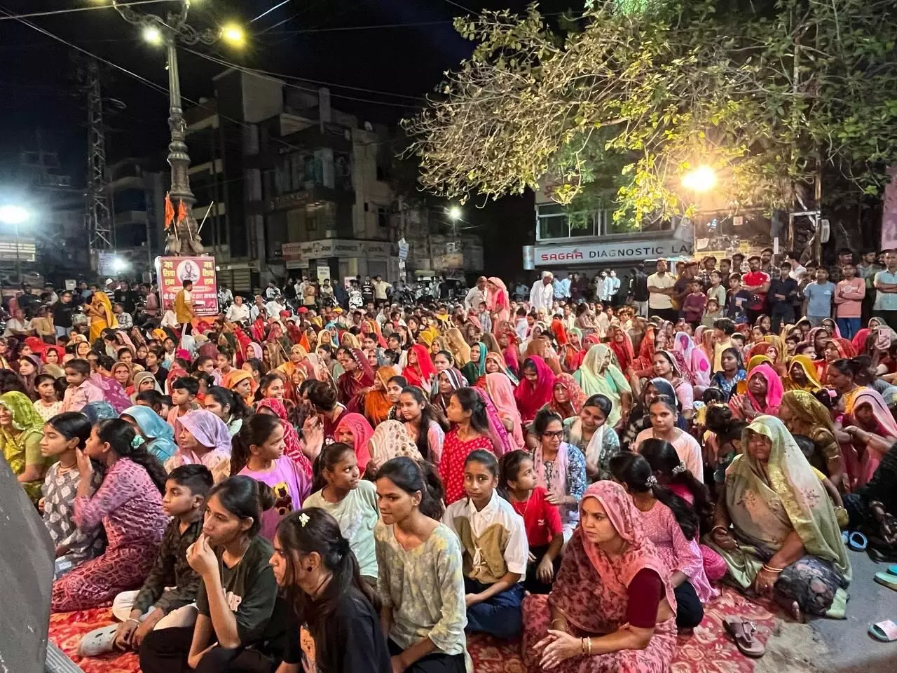 भजन संध्या का आयोजन, नाचे श्रद्धालु भजन संध्या का आयोजन, नाचे श्रद्धालु
