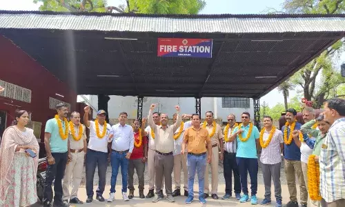 भीलवाड़ा नगर निगम से पांच दमकल जैसलमेर भेजी जबकि 15 कर्मचारी बाड़मेर के लिए रवाना भीलवाड़ा नगर निगम से पांच दमकल जैसलमेर भेजी जबकि 15 कर्मचारी बाड़मेर के लिए रवाना