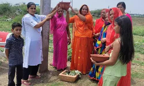 पक्षियों के लिए 21 पानी के परिंडे  बांधे