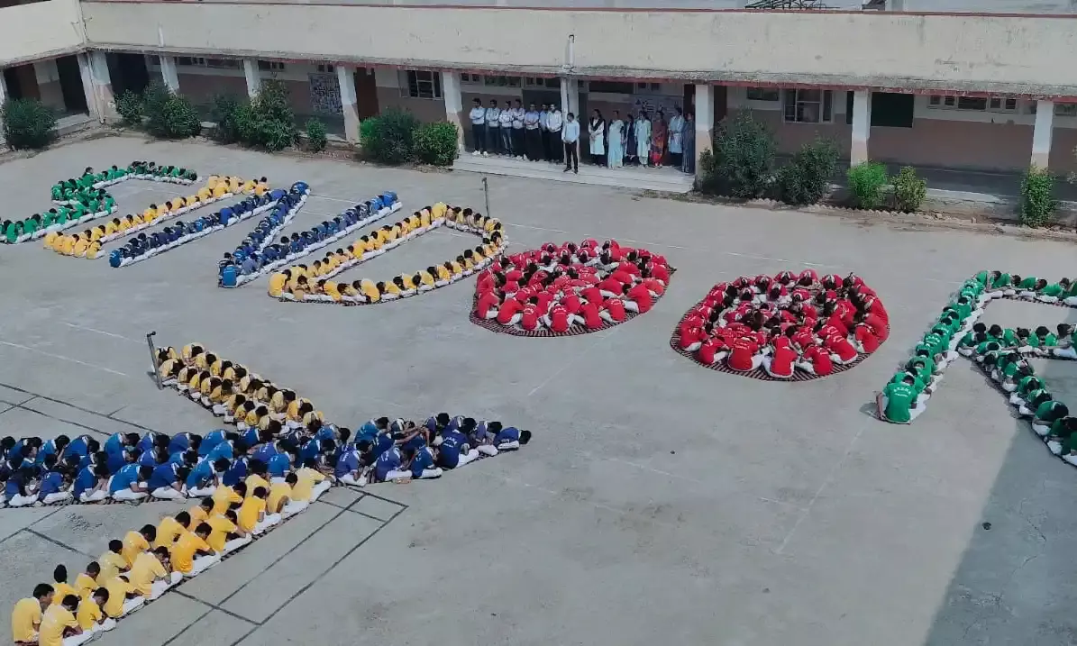 मॉडल स्कूल ने मानव श्रृंखला बना कर देश की एकता का दिया संदेश