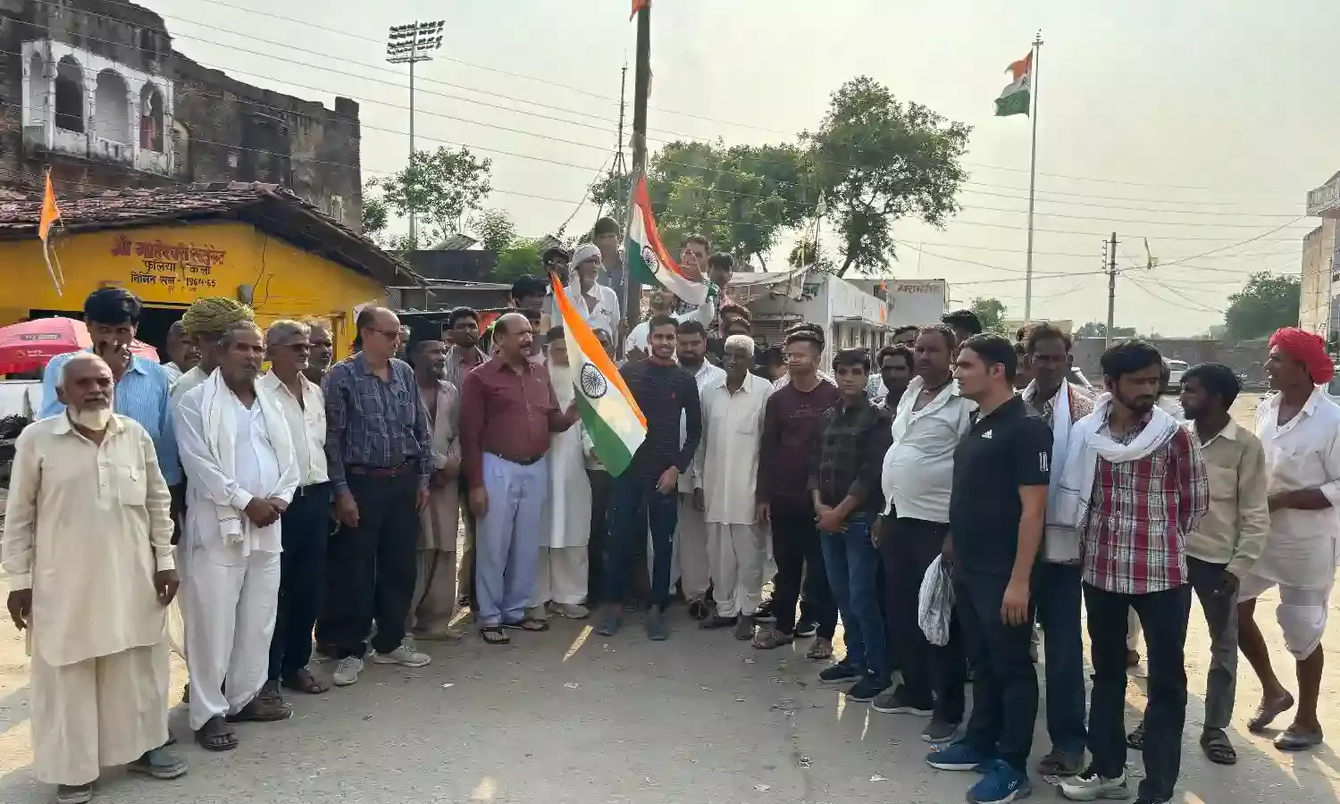 सेनाओं के उत्साहवर्धन के लिए प्रशासन और ग्रामीणों द्वारा किया सामूहिक नारों का उदघोष