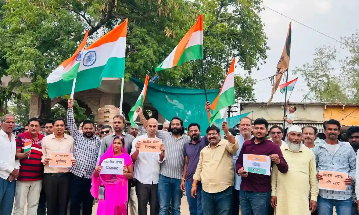 बिजौलिया में लहराया तिरंगा, पाकिस्तान के खिलाफ गरजे लोग,तेजाजी चौक पर जुटा सर्व समाज,भारतीय सेना के समर्थन में गूंजे नारे