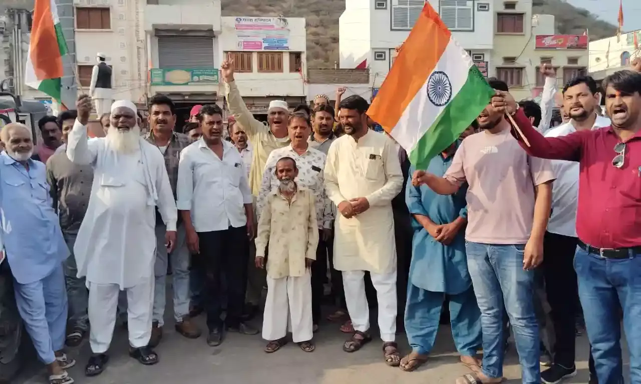 भारतीय सेना के सम्मान में देशभक्ति के नारों से गूंज उठा मांडलगढ़ पर स्टेचयू सर्किल