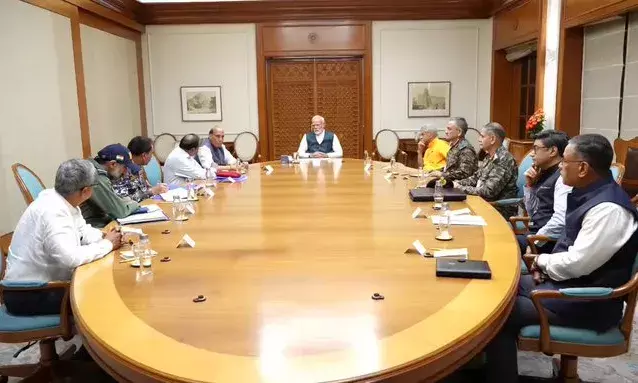 सीजफायर के बाद पीएम मोदी ने उच्चस्तरीय बैठक की। ... ... पाकिस्तान की तरफ से समझौते का घोर उल्लंघन हो रहा, सेना को सख्त कदम उठाने के आदेश   कई जगहों पर ब्लैकआउट; धमाकों की आवाजें सुनी गईं