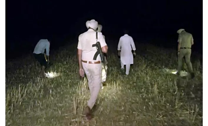 तीसरी रात पाक ने किए सुबह तक हमले भारत ने किए नाकाम, संघर्ष के बीच पाकिस्तान में भूकंप; राजौरी में ADDC के घर पर बरसाईं गोलियां; अफसर सहित पांच लोगों की मौत तीसरी रात पाक ने किए सुबह तक हमले भारत ने किए नाकाम, संघर्ष के बीच पाकिस्तान में भूकंप; राजौरी में ADDC के घर पर बरसाईं गोलियां; अफसर सहित पांच लोगों की मौत