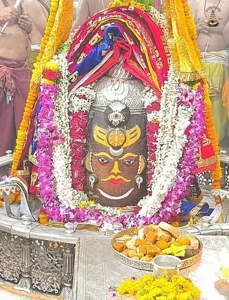 भस्म आरती में त्रिपुंड लगाकर सजे बाबा महाकाल, श्रृंगार के बाद रमाई गई भस्म