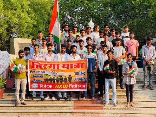 देश के जवानों के लिए एक तिरंगा यात्रा का आयोजन देश के जवानों के लिए एक तिरंगा यात्रा का आयोजन
