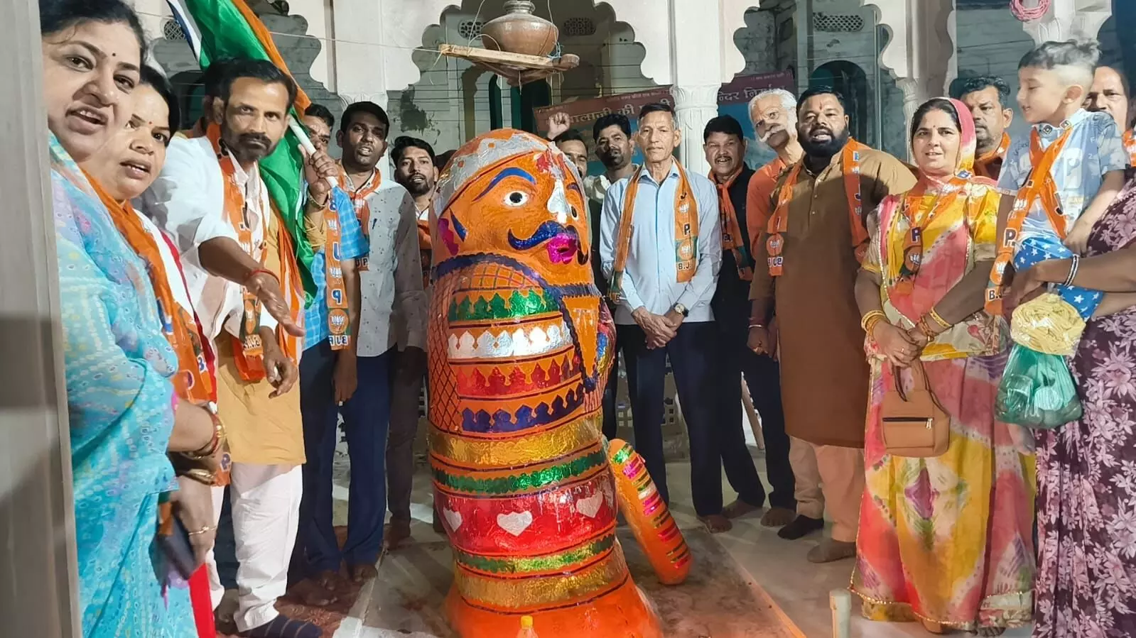सेना के सम्मान में दीपक जलाकर की मंगल कामना सेना के सम्मान में दीपक जलाकर की मंगल कामना