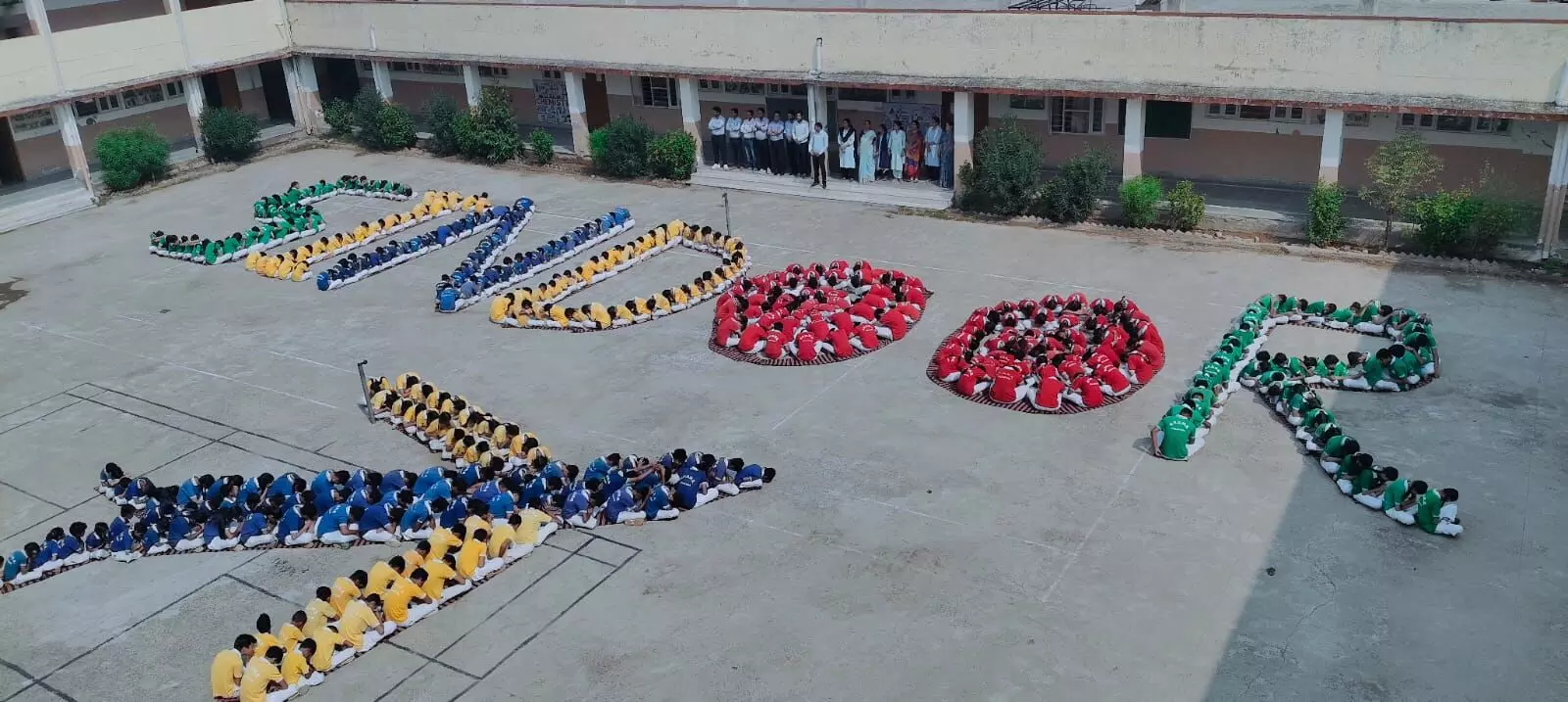 मॉडल स्कूल ने मानव श्रृंखला बना कर देश की एकता का दिया संदेश