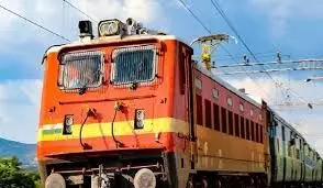 सीमा पर तनाव के बीच रेलवे अलर्ट, कई ट्रेनें हुई रद्द सीमा पर तनाव के बीच रेलवे अलर्ट, कई ट्रेनें हुई रद्द