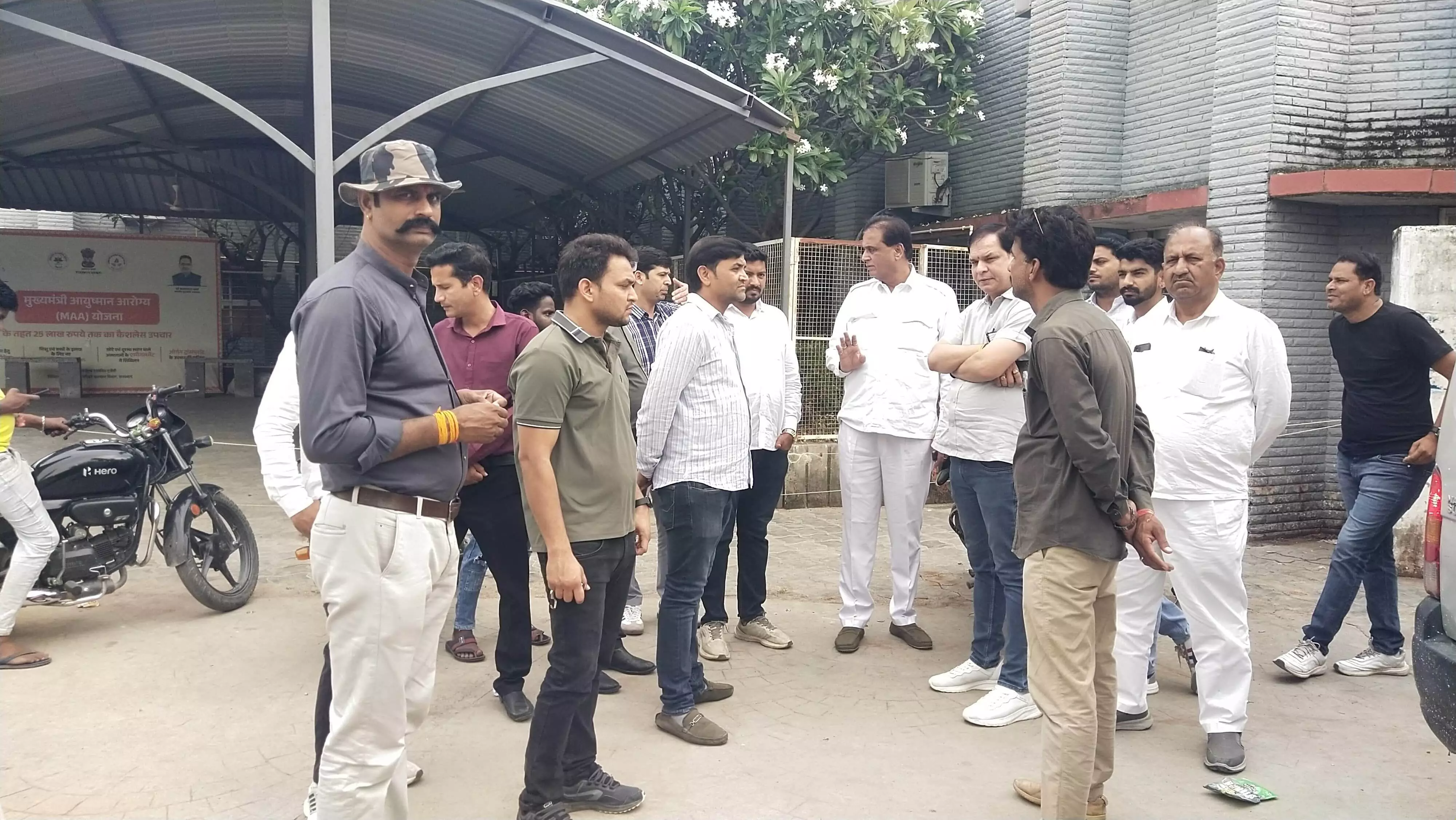 जिला चिकित्सालय का विधायक कृपलानी ने किया निरीक्षण जिला चिकित्सालय का विधायक कृपलानी ने किया निरीक्षण