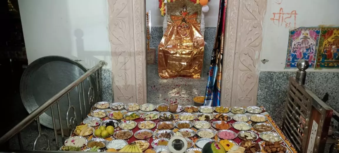 ठाकुर जी को छप्पन भोग लगाया..प्रसाद वितरित किया,झाकियां सजाई ठाकुर जी को छप्पन भोग लगाया..प्रसाद वितरित किया,झाकियां सजाई