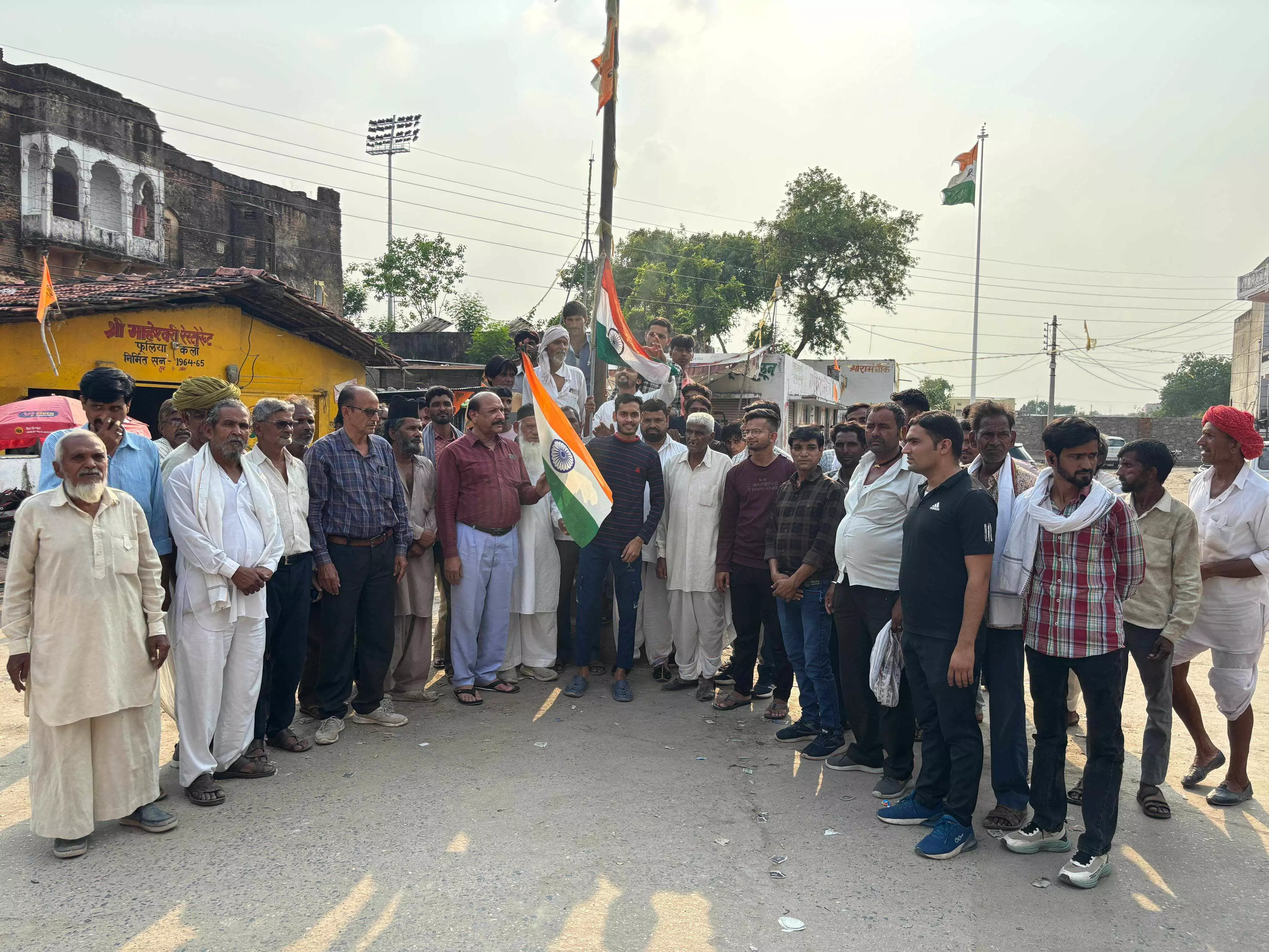 सेनाओं के उत्साहवर्धन के लिए प्रशासन और ग्रामीणों द्वारा किया सामूहिक नारों का उदघोष सेनाओं के उत्साहवर्धन के लिए प्रशासन और ग्रामीणों द्वारा किया सामूहिक नारों का उदघोष
