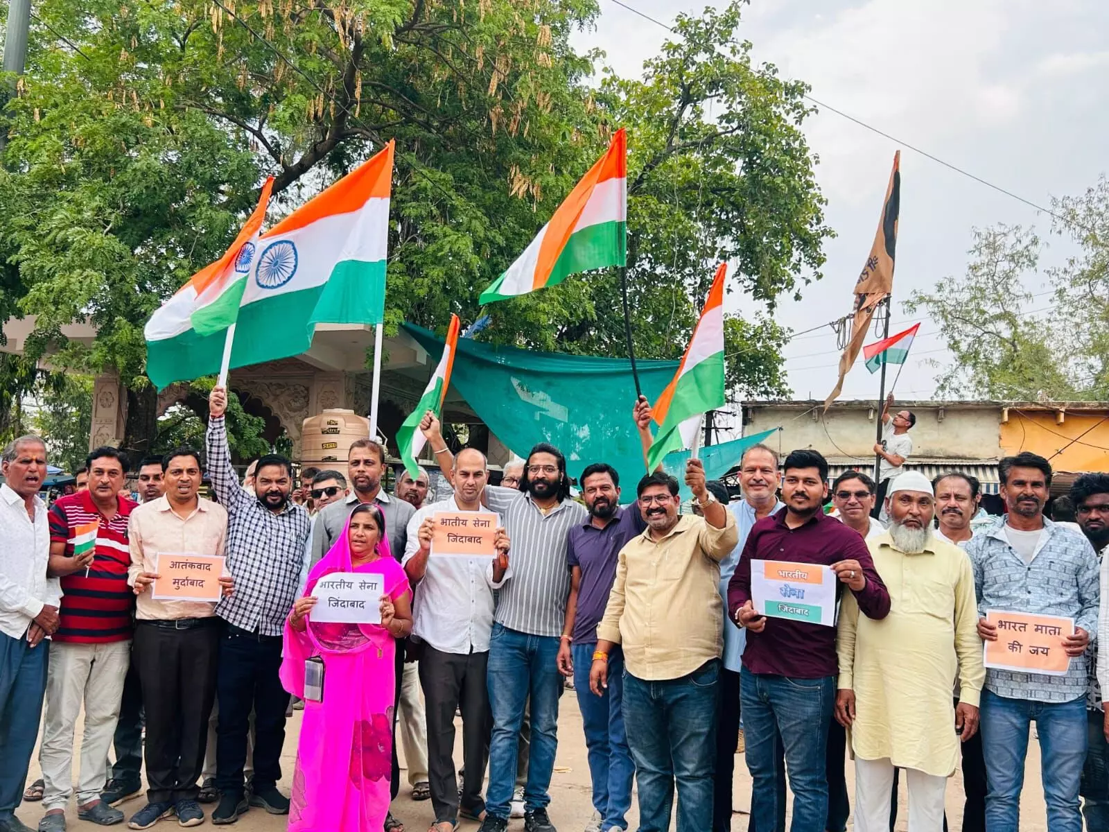 बिजौलिया में लहराया तिरंगा, पाकिस्तान के खिलाफ गरजे लोग,तेजाजी चौक पर जुटा सर्व समाज,भारतीय सेना के समर्थन में गूंजे नारे बिजौलिया में लहराया तिरंगा, पाकिस्तान के खिलाफ गरजे लोग,तेजाजी चौक पर जुटा सर्व समाज,भारतीय सेना के समर्थन में गूंजे नारे