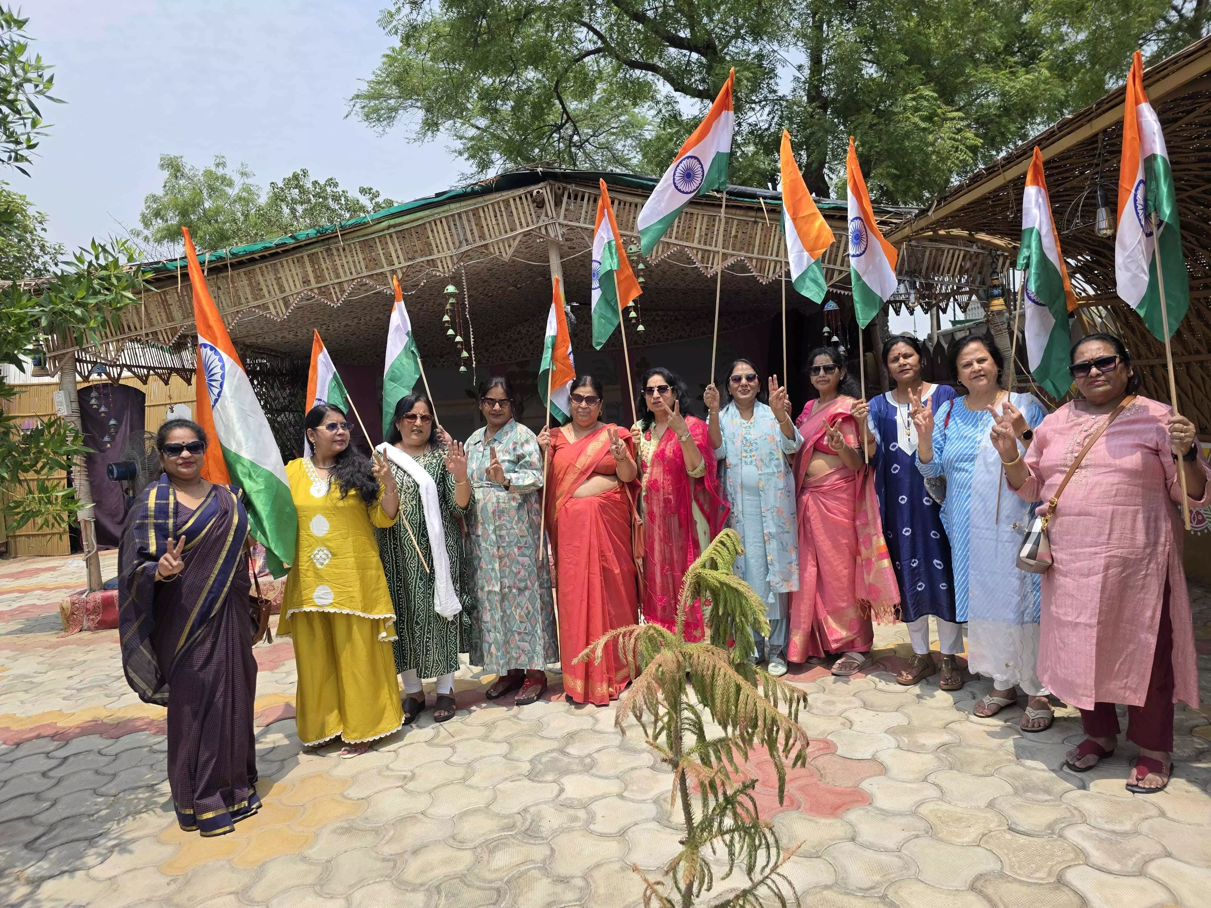पद्मिनी क्लब की सदस्यों ने वीर सैनिक भाइयों के सम्मान में राष्ट्रगीत गाये पद्मिनी क्लब की सदस्यों ने वीर सैनिक भाइयों के सम्मान में राष्ट्रगीत गाये