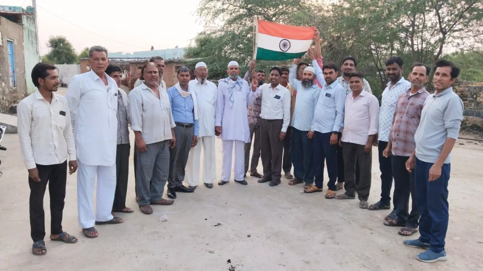 जगपुरा के आम मुस्लिम समाज ने भारतीय सेना की हौसला अफजाई , शहीदों को की श्रद्धांजलि जगपुरा के आम मुस्लिम समाज ने भारतीय सेना की हौसला अफजाई , शहीदों को की श्रद्धांजलि