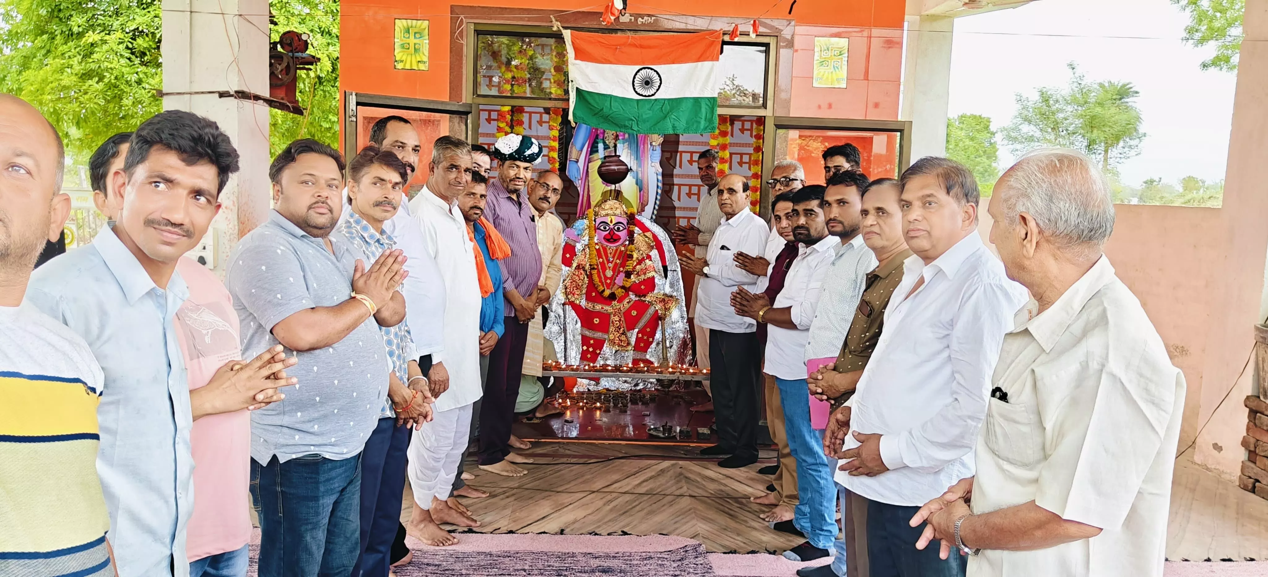 हनुमान मंदिर पर 108दीप प्रज्वलित व सुंदरकांड पाठ का आयोजन हनुमान मंदिर पर 108दीप प्रज्वलित व सुंदरकांड पाठ का आयोजन
