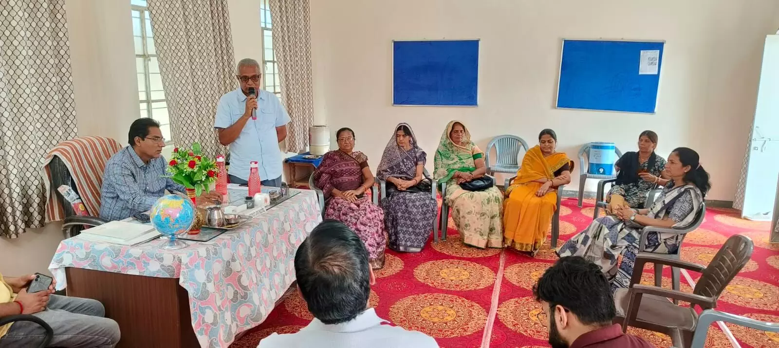 महत्मा गांधी राजकीय विद्यालय बड़लियास में मुख्य ब्लॉक शिक्षा अधिकारी उदयलाल स्वर्णकार को दी गई भावभीनी विदाई महत्मा गांधी राजकीय विद्यालय बड़लियास में मुख्य ब्लॉक शिक्षा अधिकारी उदयलाल स्वर्णकार को दी गई भावभीनी विदाई