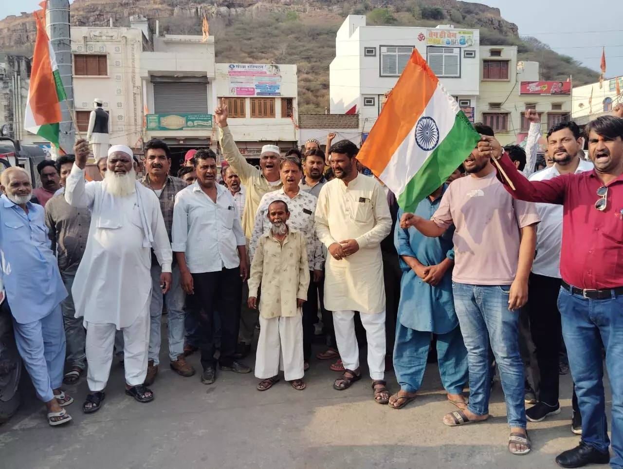 भारतीय सेना के सम्मान में देशभक्ति के नारों से गूंज उठा मांडलगढ़ पर स्टेचयू सर्किल भारतीय सेना के सम्मान में देशभक्ति के नारों से गूंज उठा मांडलगढ़ पर स्टेचयू सर्किल