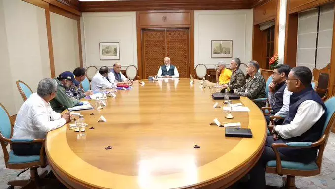 सीजफायर के बाद पीएम मोदी ने उच्चस्तरीय बैठक की। ... ... पाकिस्तान की तरफ से समझौते का घोर उल्लंघन हो रहा, सेना को सख्त कदम उठाने के आदेश कई जगहों पर ब्लैकआउट; धमाकों की आवाजें सुनी गईं सीजफायर के बाद पीएम मोदी ने उच्चस्तरीय बैठक की। ... ... पाकिस्तान की तरफ से समझौते का घोर उल्लंघन हो रहा, सेना को सख्त कदम उठाने के आदेश कई जगहों पर ब्लैकआउट; धमाकों की आवाजें सुनी गईं