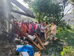 बारिश के दौरान दीवार गिरने से दो मासूमों की मौत बारिश के दौरान दीवार गिरने से दो मासूमों की मौत