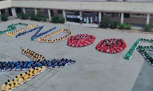 मॉडल स्कूल ने मानव श्रृंखला बना कर देश की एकता का दिया संदेश