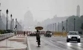 दिल्ली में मौसम ने ली करवट, कई इलाकों में झमाझम बारिश