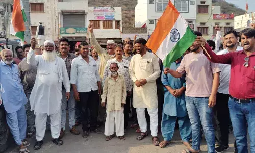 भारतीय सेना के सम्मान में देशभक्ति के नारों से गूंज उठा मांडलगढ़ पर स्टेचयू सर्किल भारतीय सेना के सम्मान में देशभक्ति के नारों से गूंज उठा मांडलगढ़ पर स्टेचयू सर्किल